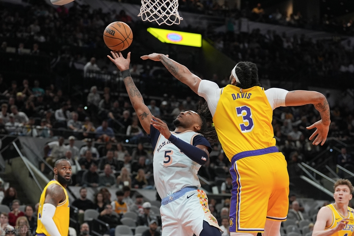 开云足球-关于社区盾倒计时，圣安东尼奥马刺关键时刻调整名单，细节引发关注，赛场秩序良好，球探报告显示潜力的信息