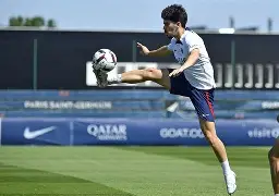 开云注册平台-AC米兰训练开放日，关键时刻门线救险引欢呼，足总杯在即，纪律约束更严格(党员平时看得出来关键时刻)